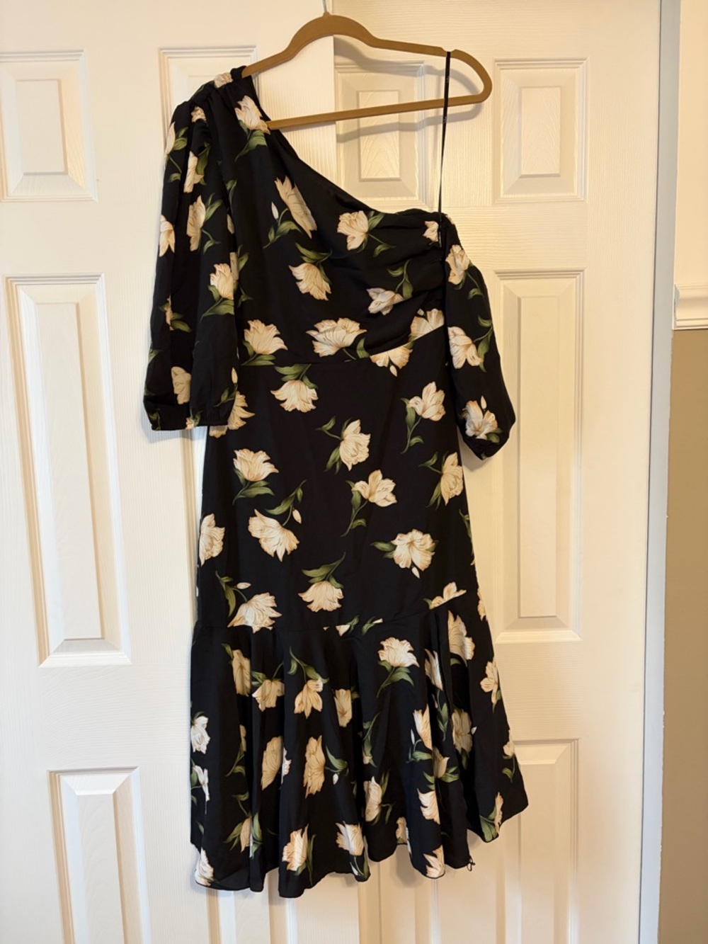 Lulu's Black One-Shoulder Floral Midi Dress with Ivory Blooms new medium